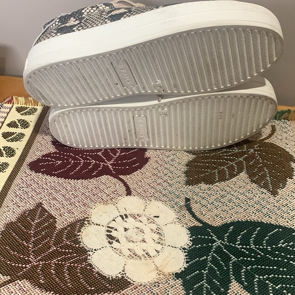 J/Slides snakeskin print low platform laced up sneakers Sz 8.5 M - Picture 12 of 12